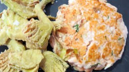 Recepta de cuina de Hamburguesa casolana de salmó, anet i poma amb xips de carxofa